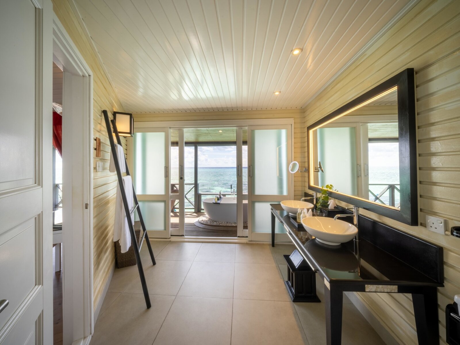 Wohnbeispiel Sangu Water Villa Honeymoon Suite
