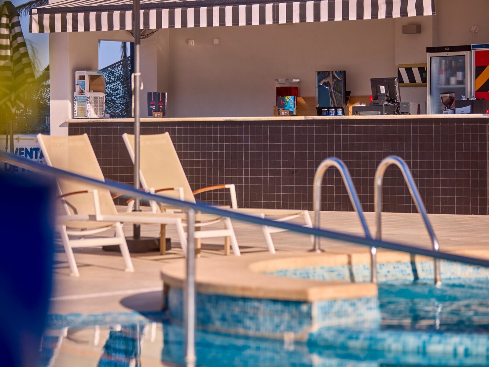 Pool Bar