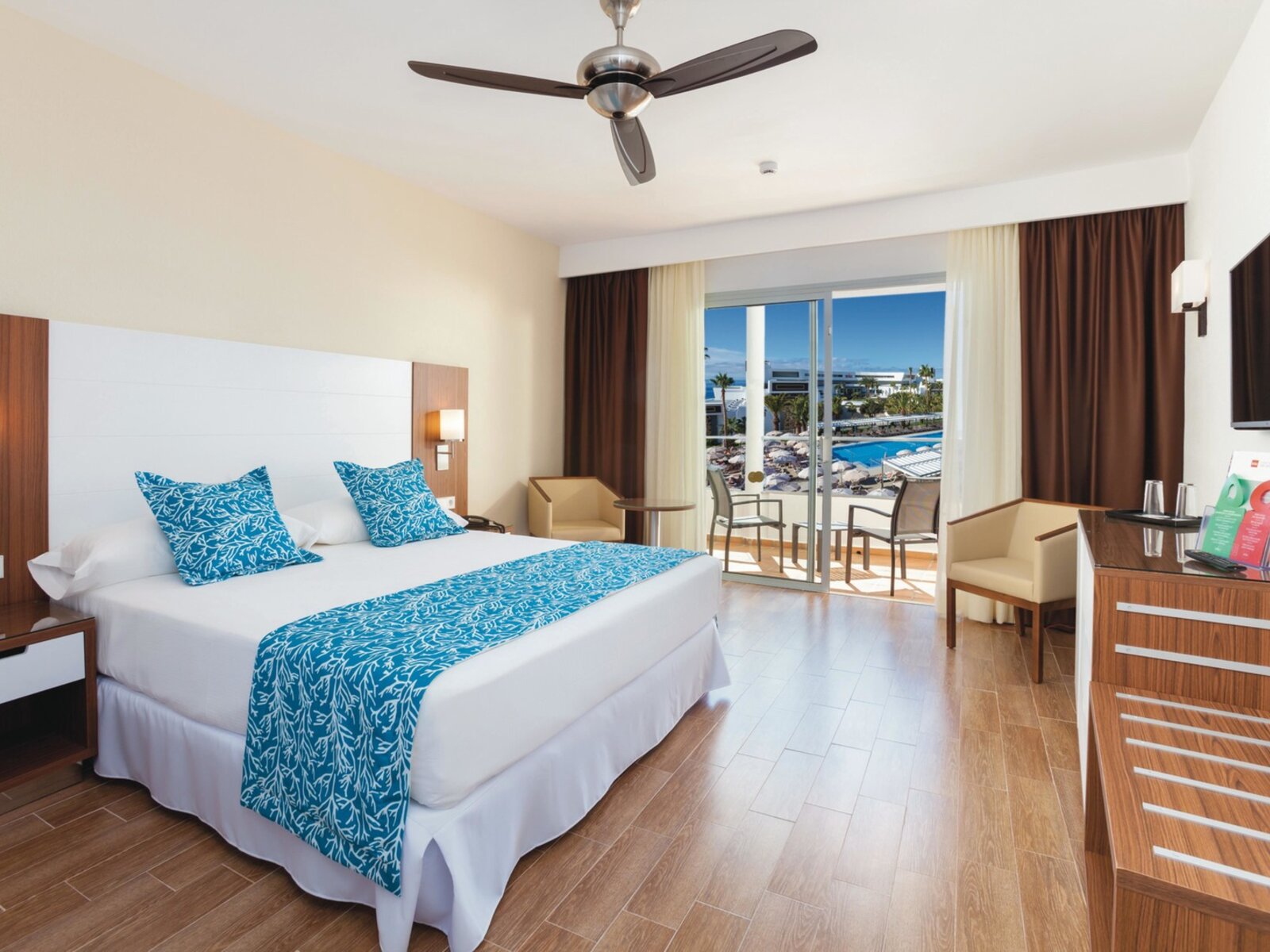 Wohnbeispiel Double Room with Swimming Pool View