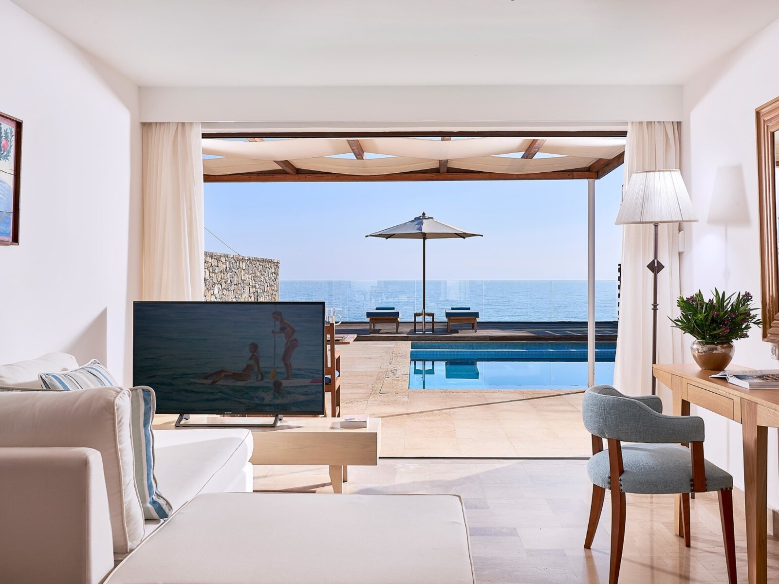 Wohnbeispiel Club - One Bedroom Suite Seafront Private Pool