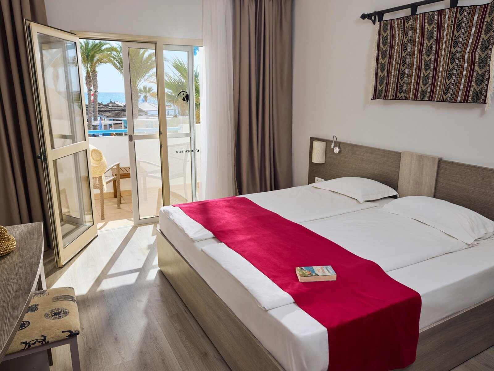 Wohnbeispiel Family Double Room Sea View Connecting Door