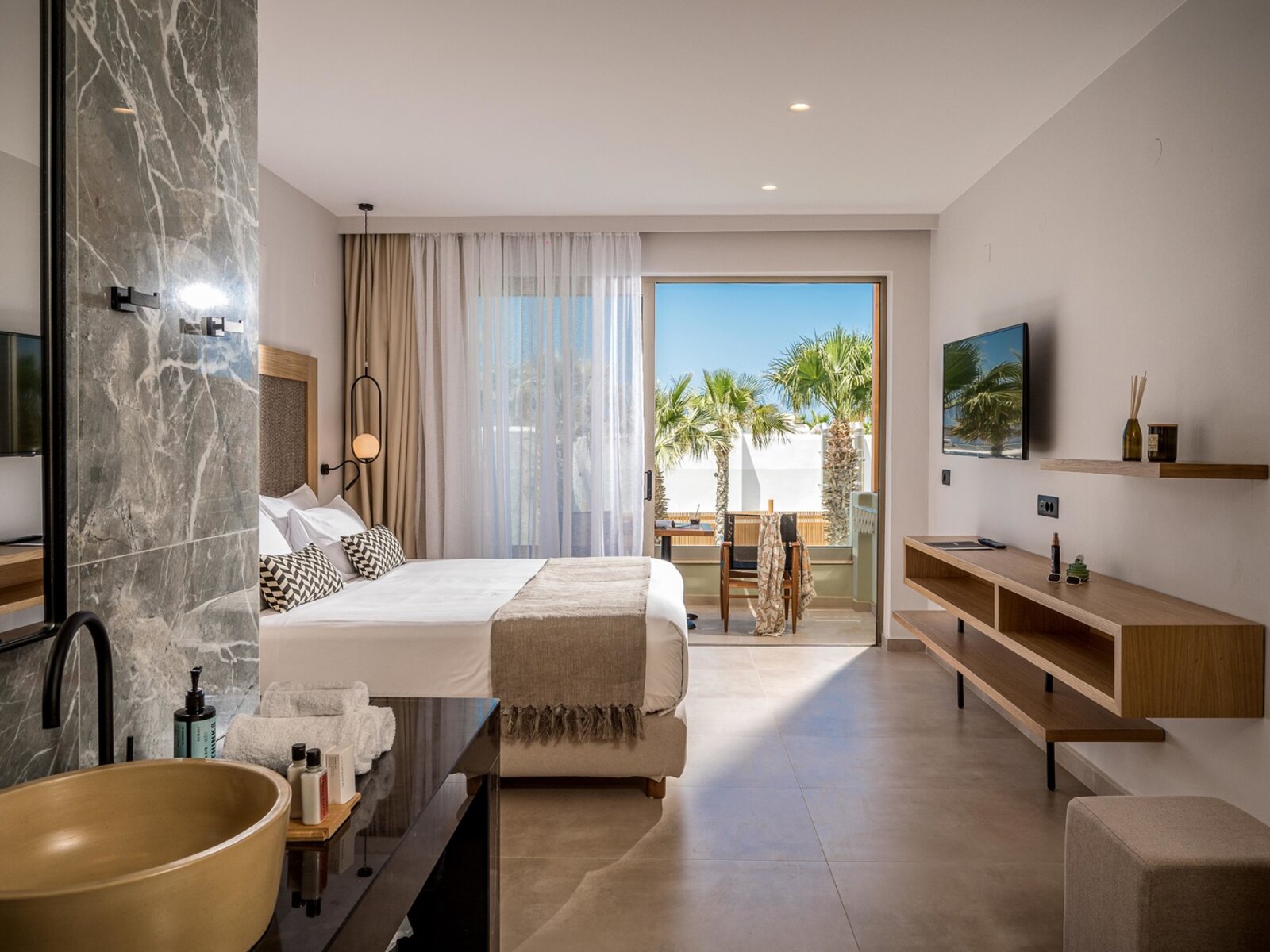 Wohnbeispiel Suite with interior hot tub