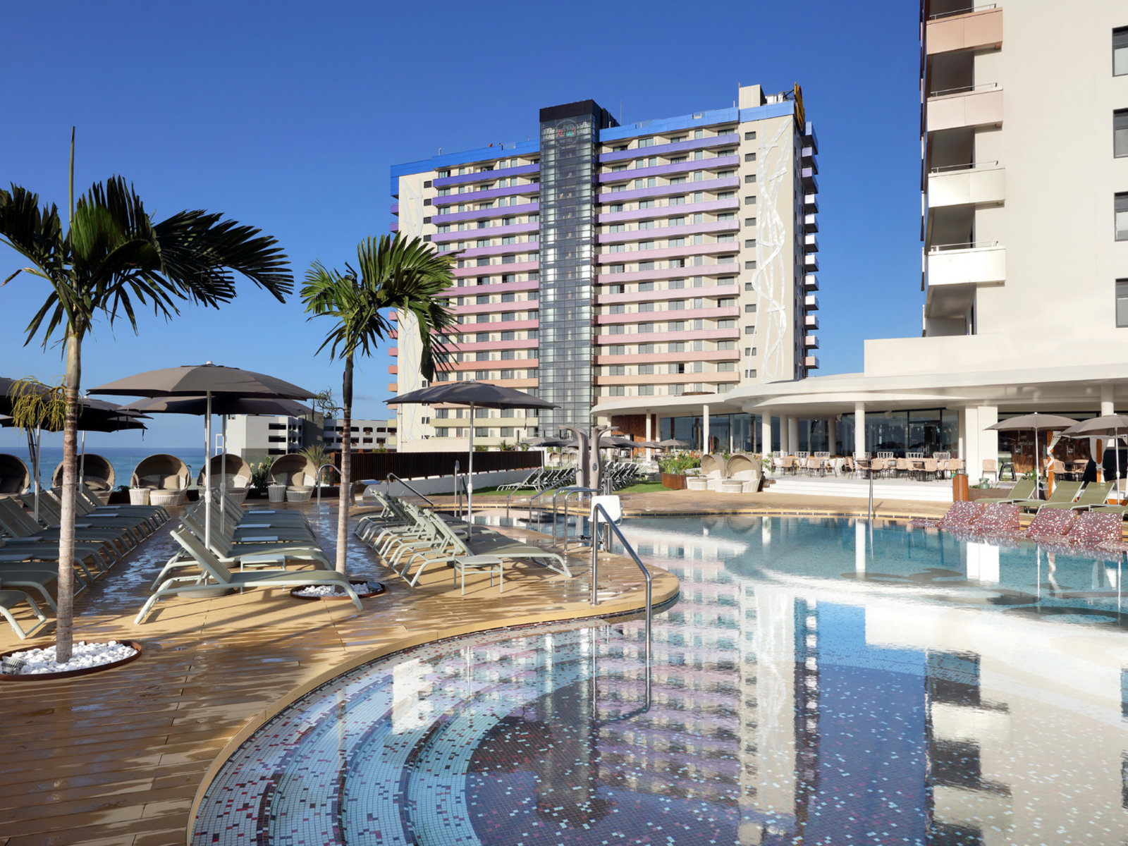 Splash Pool Bar