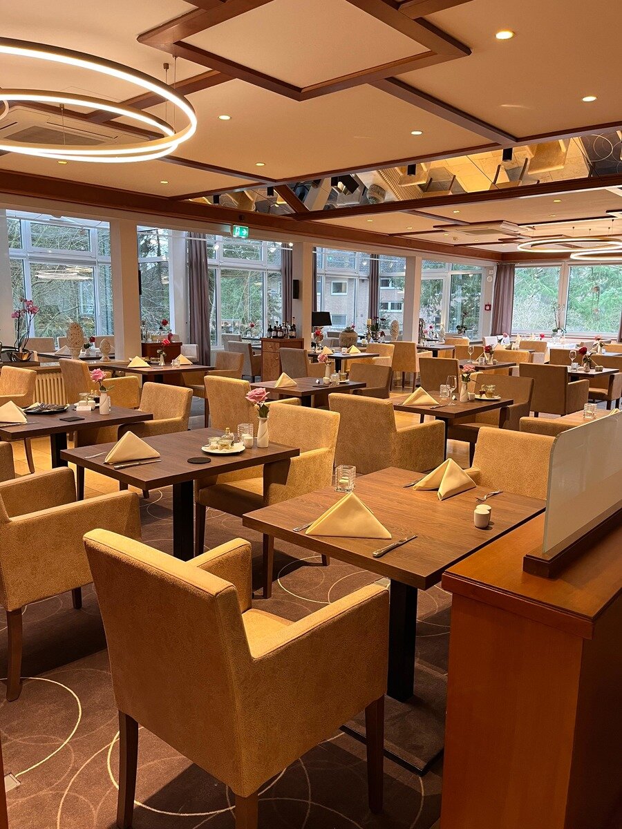 Hauptrestaurant („AI-generated“)