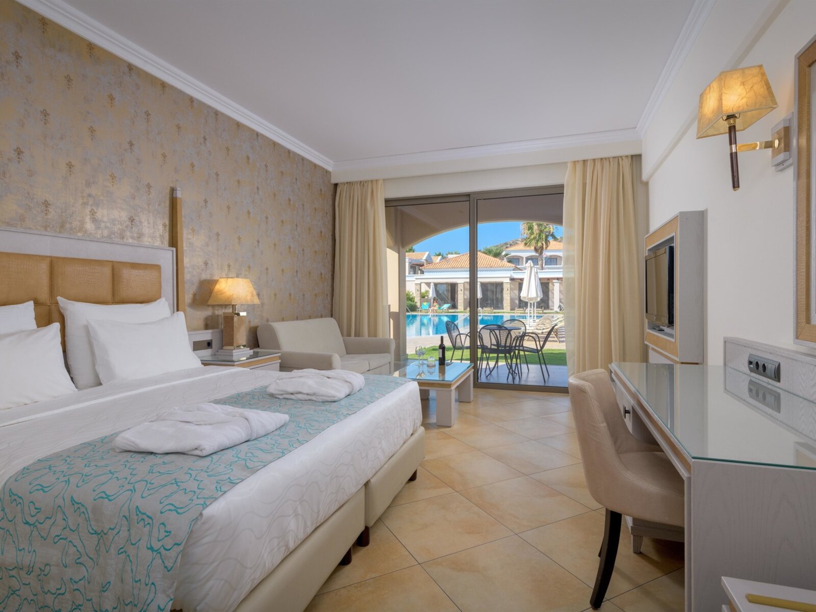 Wohnbeispiel Family Suite with direct access to pool