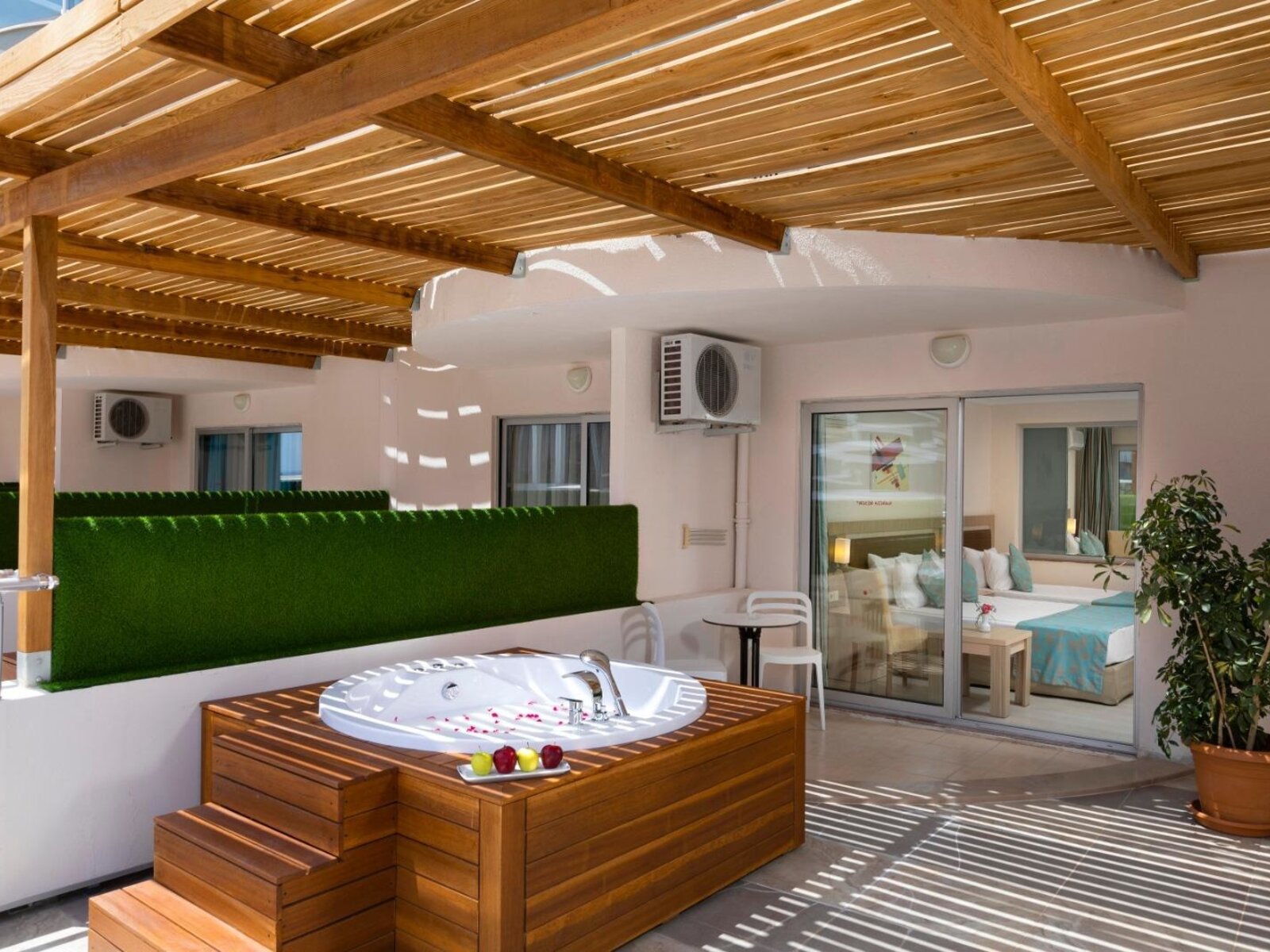 Wohnbeispiel Single with Child Terrace Jacuzzi Room