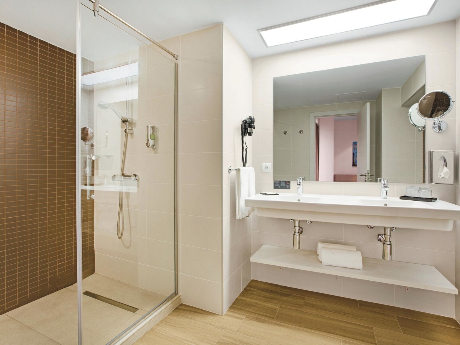 Wohnbeispiel Double Room (2 Beds  2 Sofa Beds)