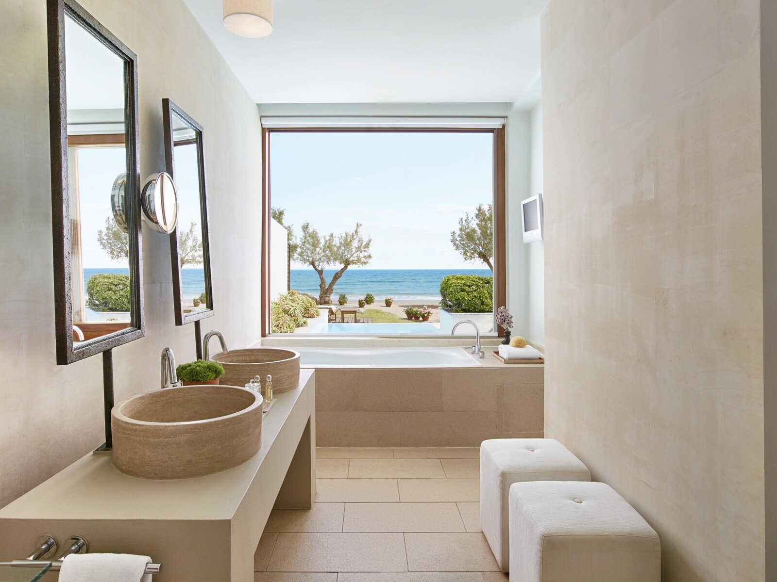Wohnbeispiel 3-Bedroom Villa Beachfront with Private Pool