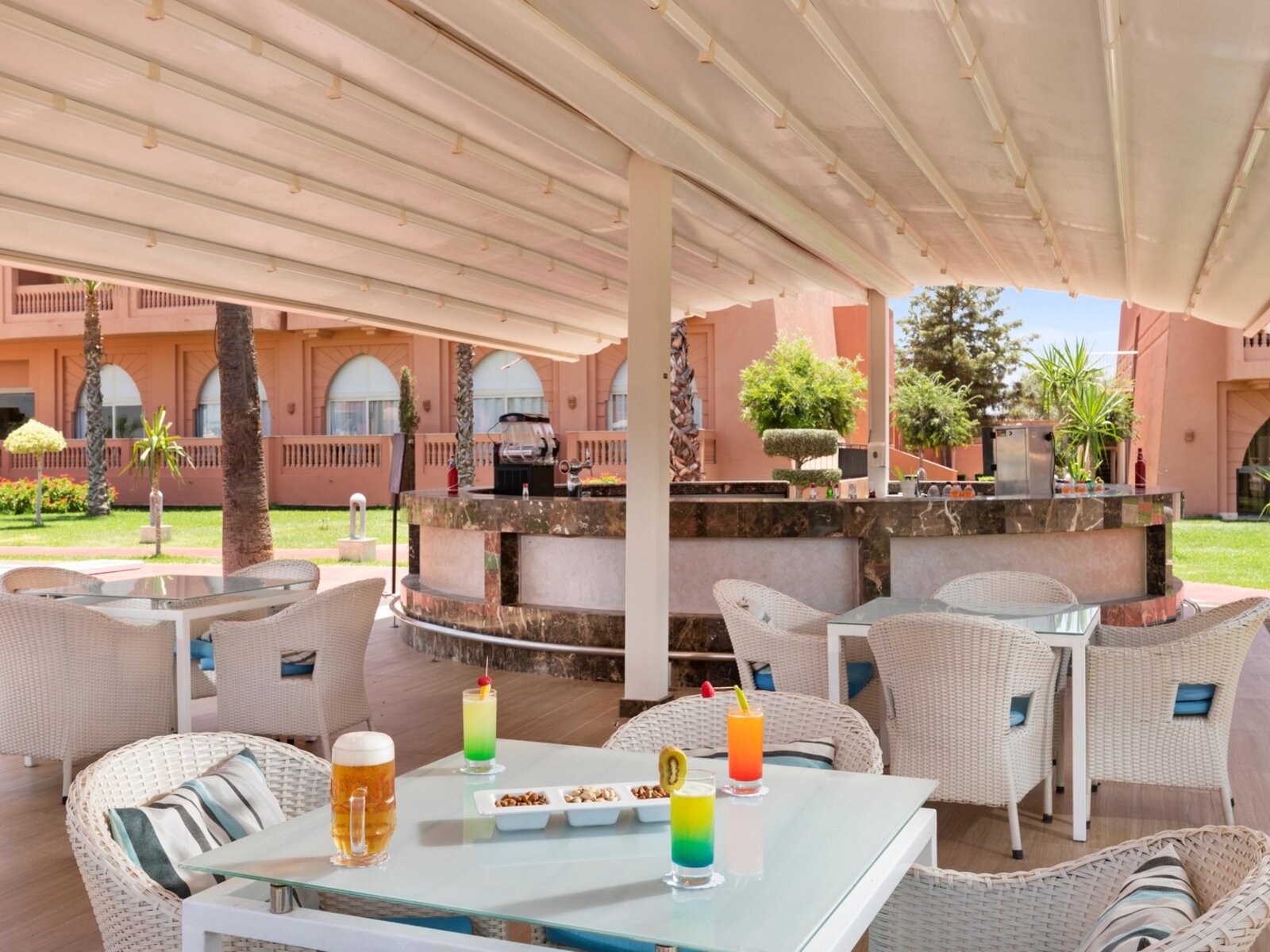 poolbar & alcoholic drinks