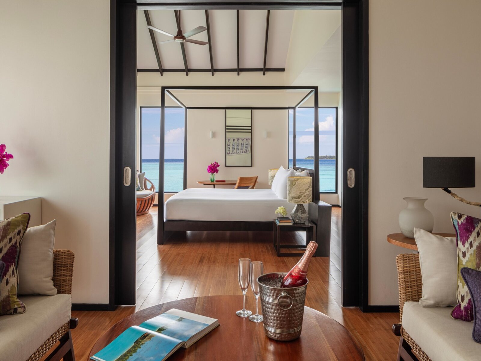Wohnbeispiel Overwater Pool Suite