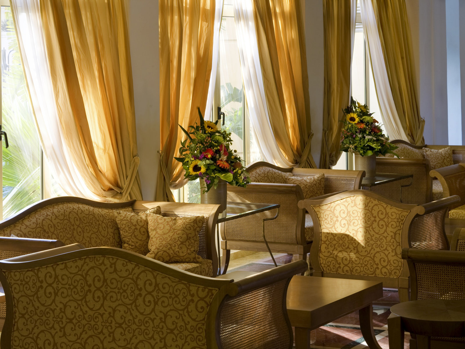 MAIN BAR
