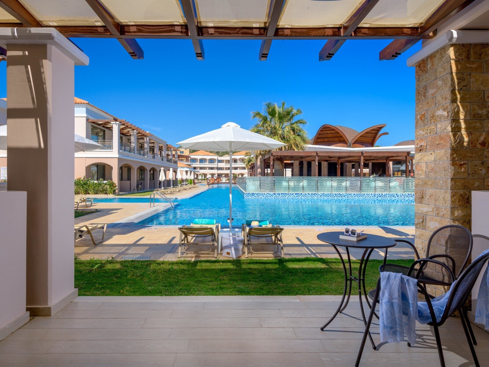 Wohnbeispiel Superior Room with direct access to pool