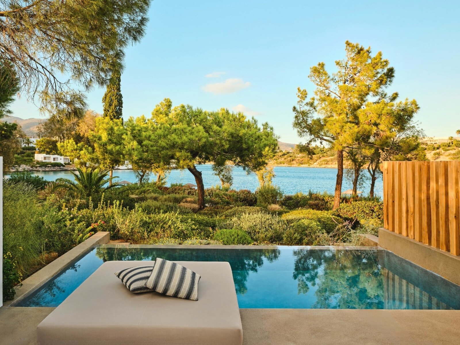 Wohnbeispiel Superior Bungalow sea front with private pool