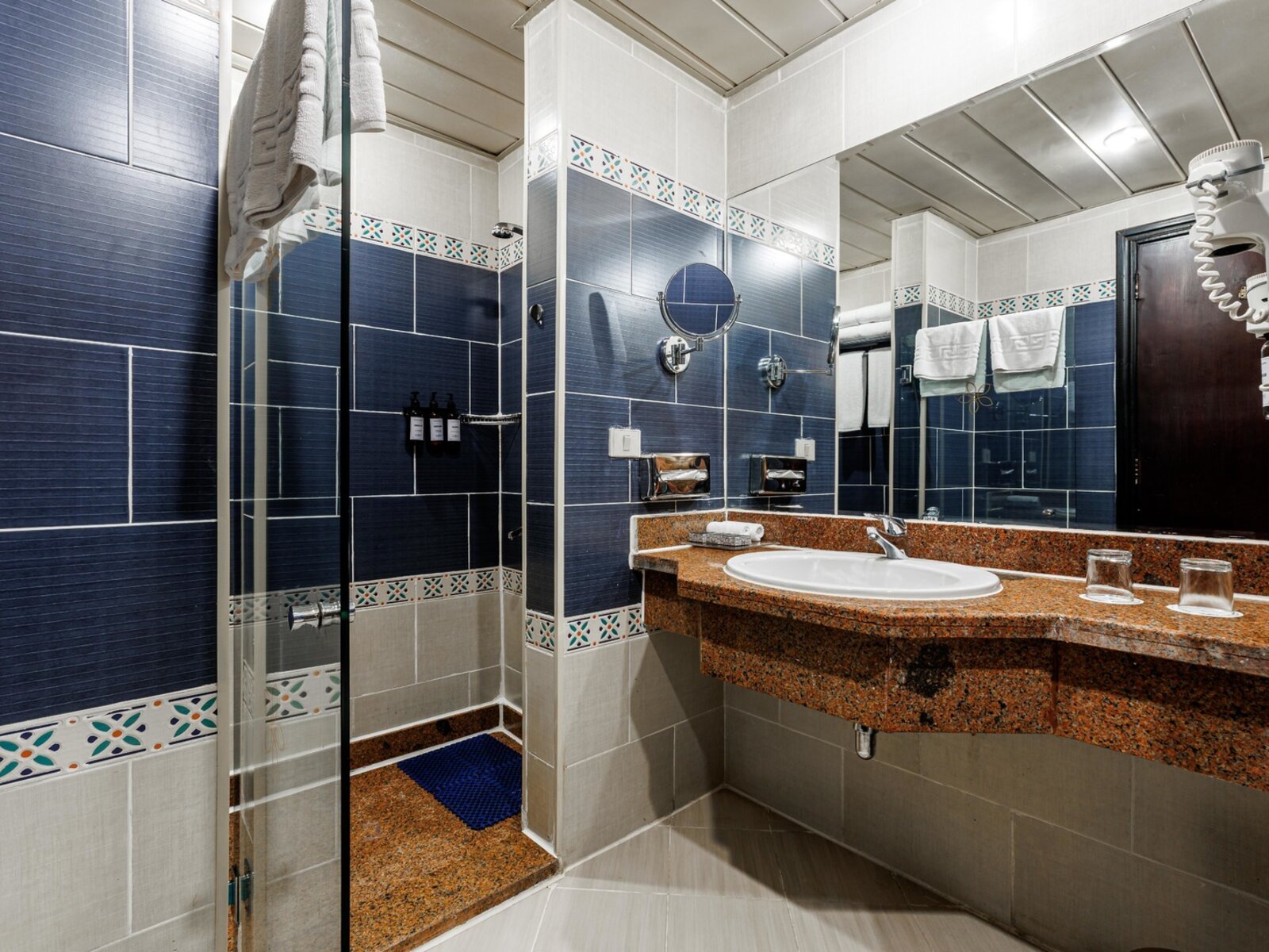 Wohnbeispiel Family Pool View Suite
