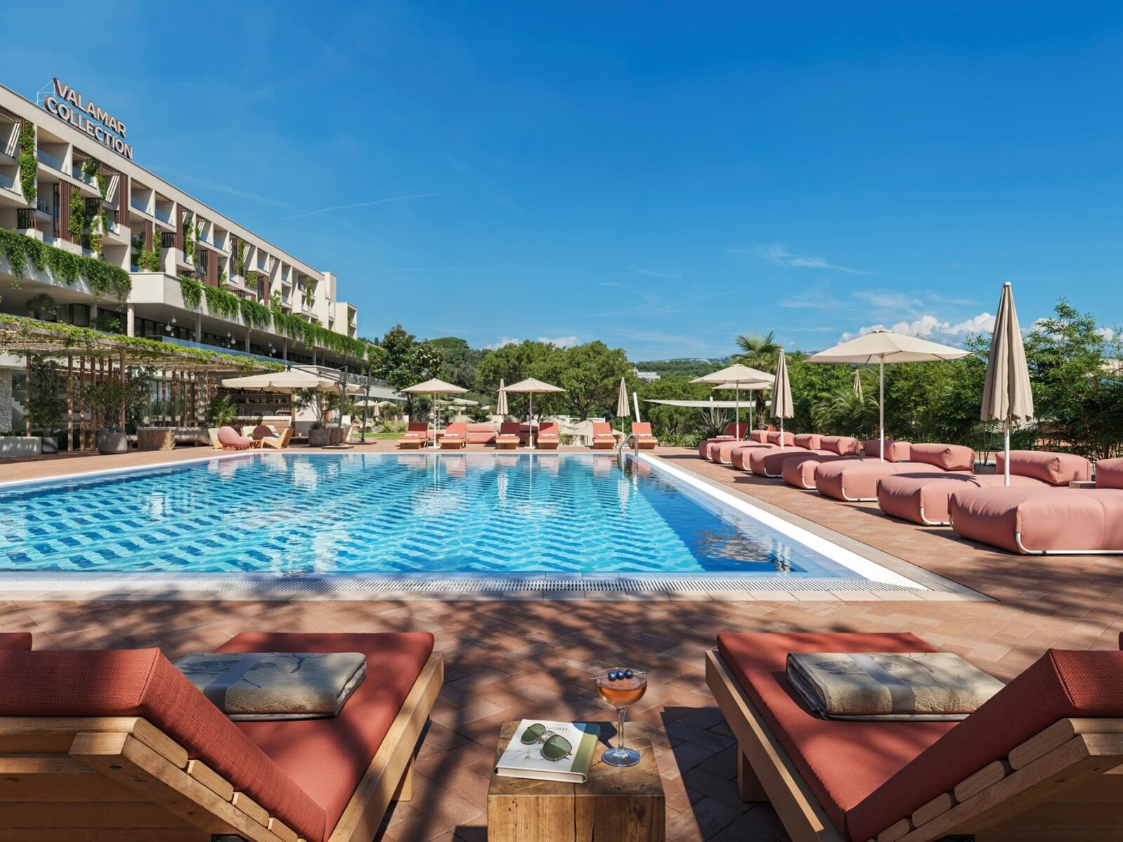 Family indoor/outdoor pool