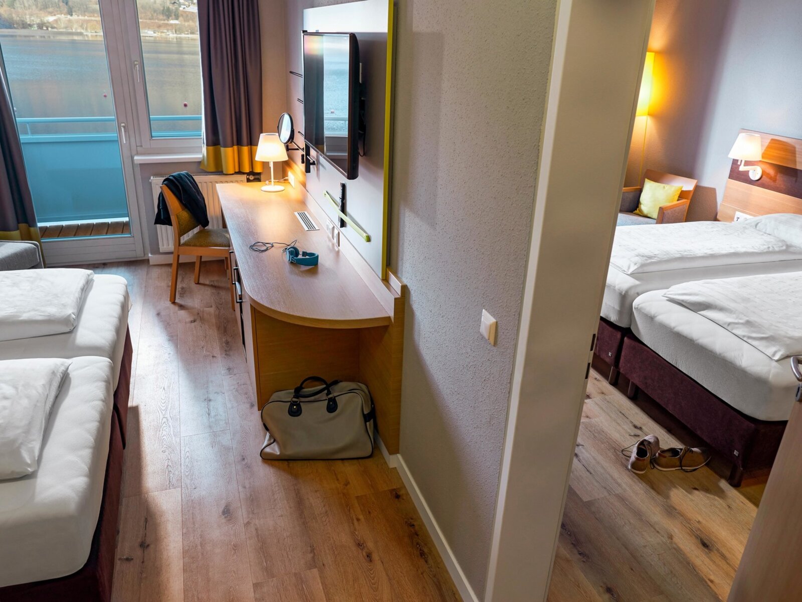 Wohnbeispiel Family Double Room Superior Lake View Connecting Door