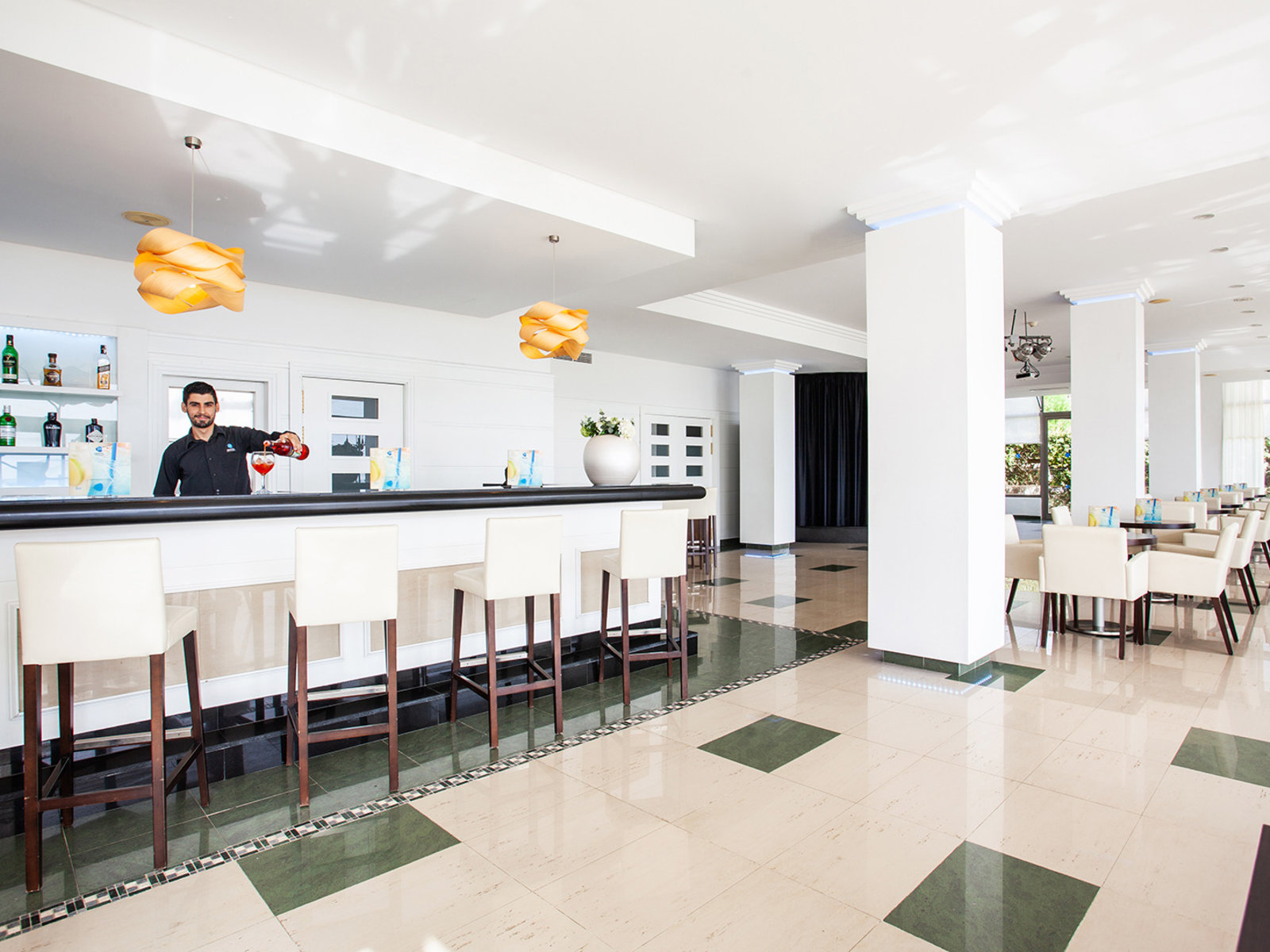 Bar mit Aussenterrasse