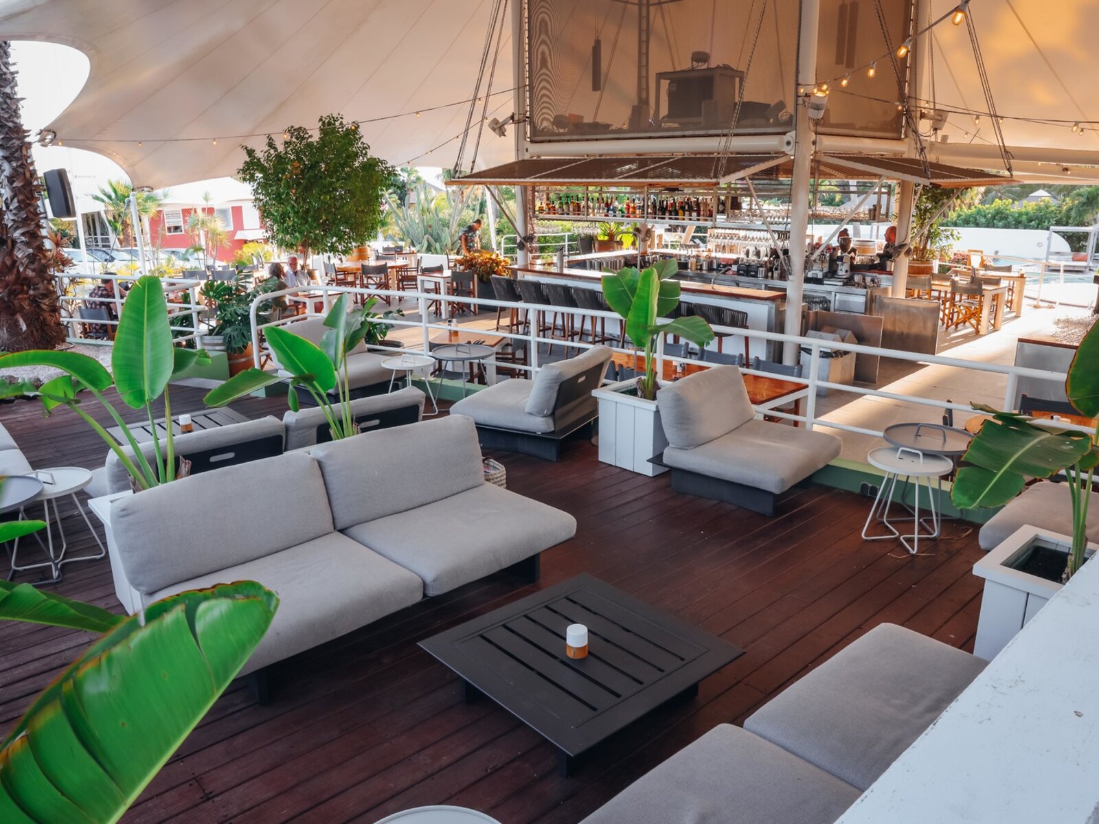 Bar & Lounge