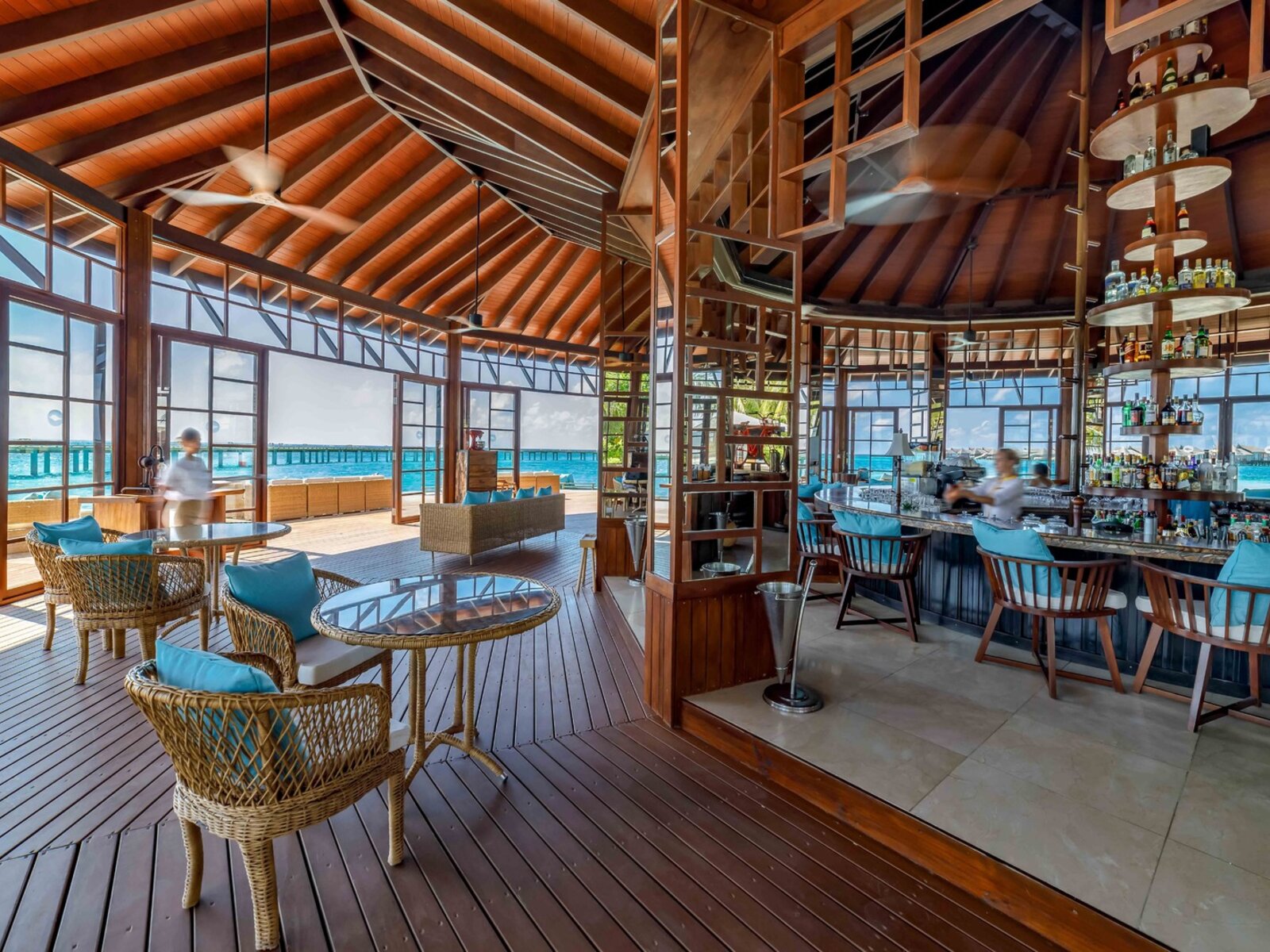 OZAR – MAIN POOL BAR
