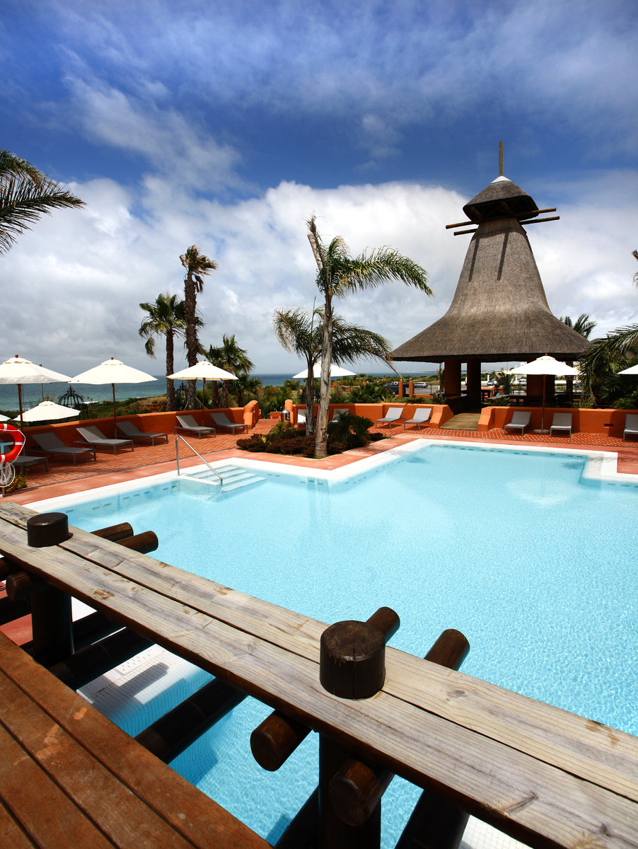 Pool mit Whirlpool an der Seite
