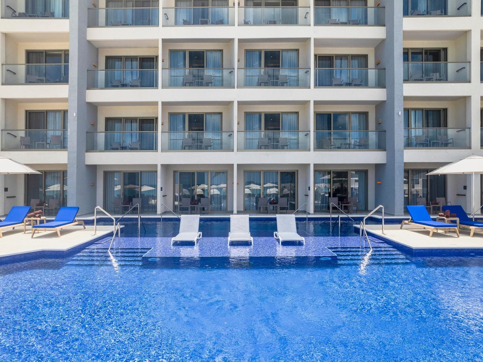 Diamond ClubTM Pool