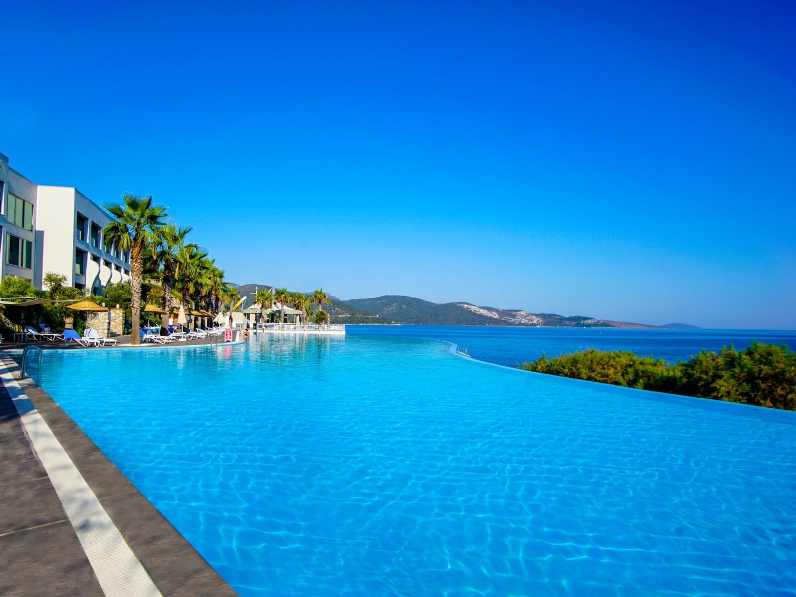Infinity pool