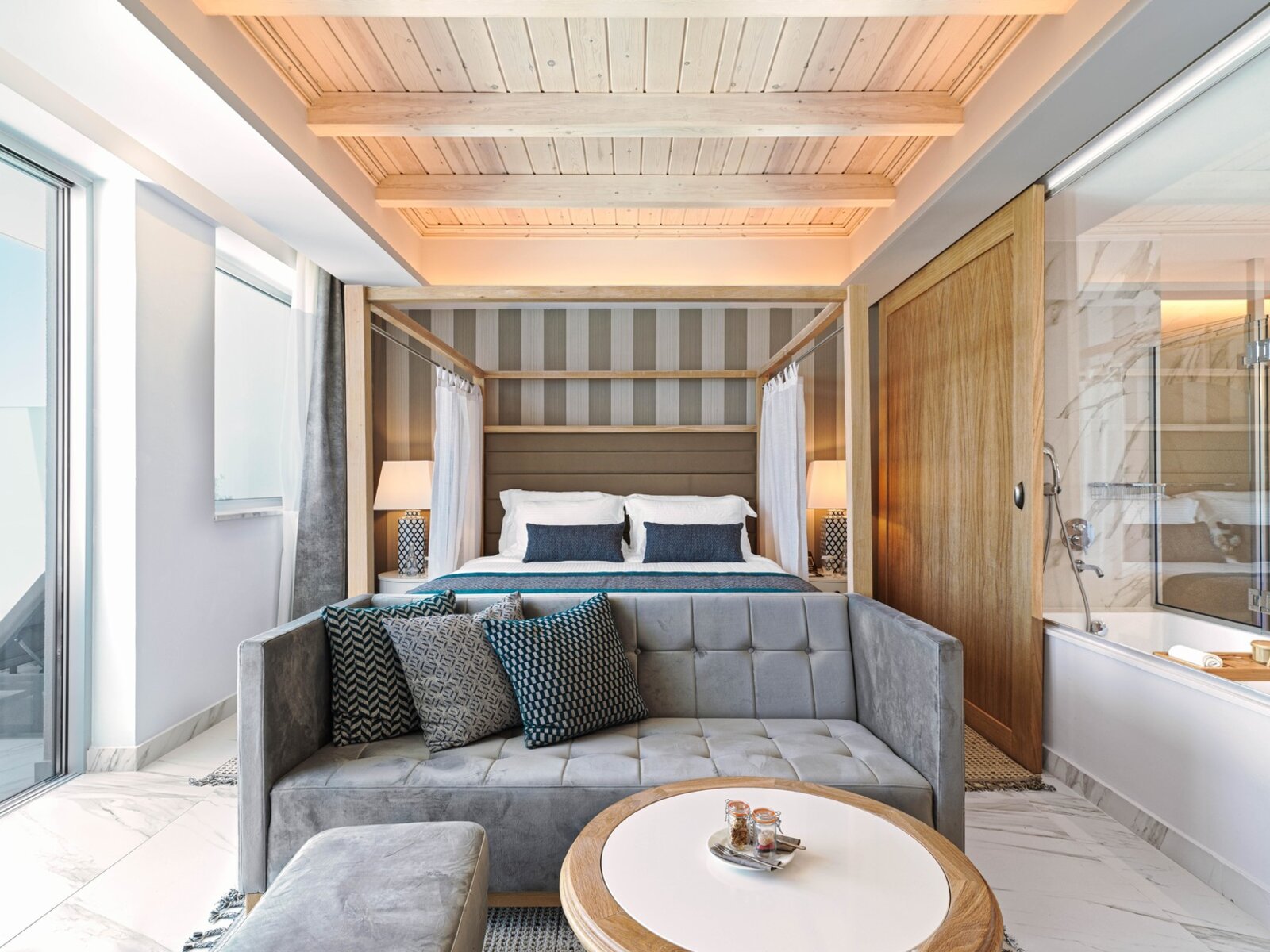 Wohnbeispiel Panoramic Suite Pool  Sea View