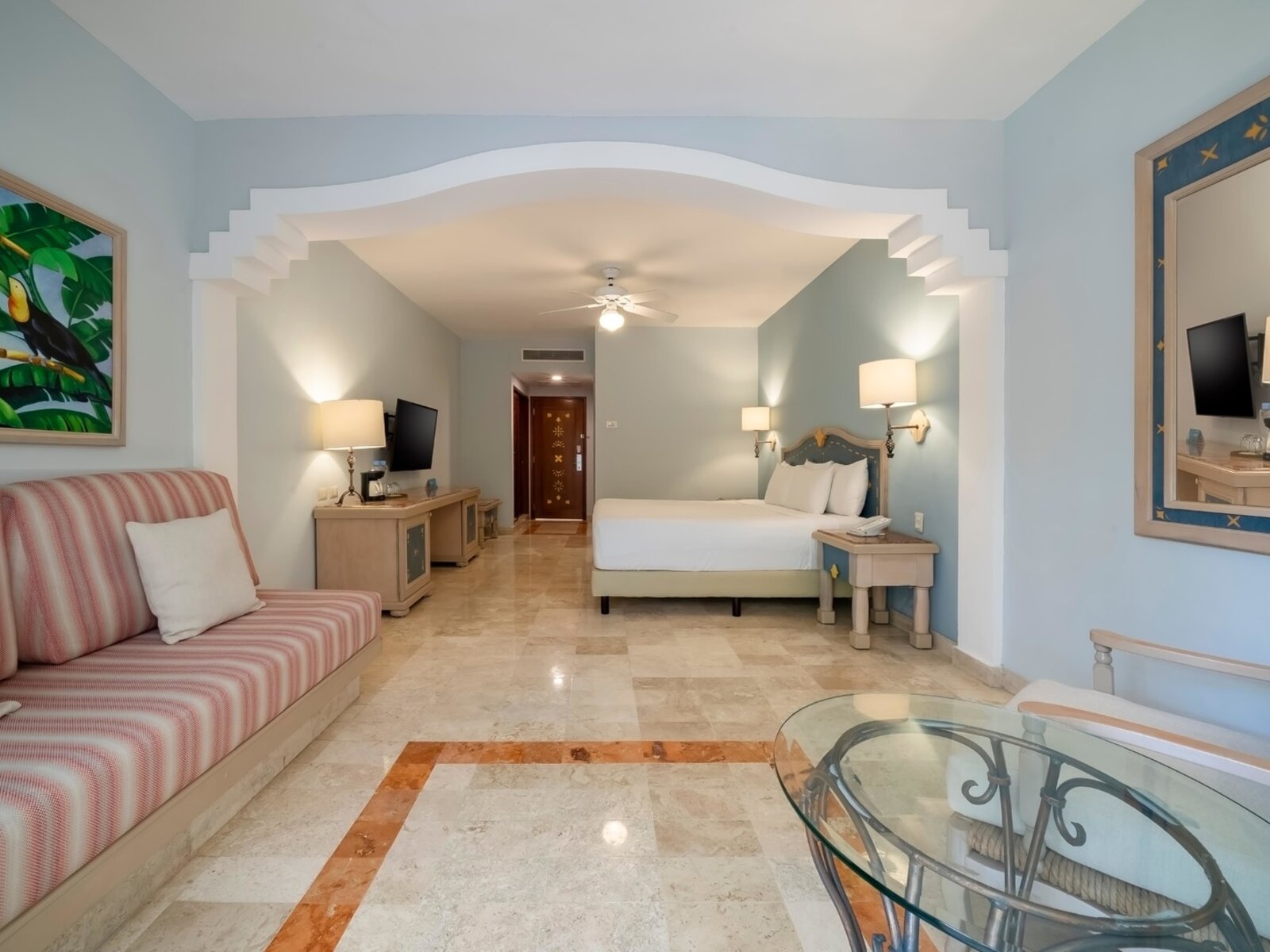 Wohnbeispiel Near Beach Junior Suite with Garden View and Balcony or Terrace