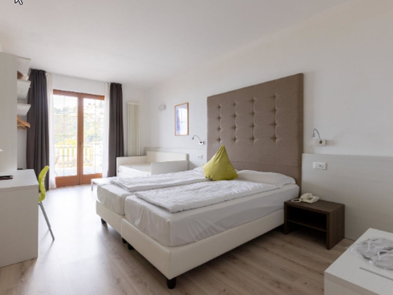 Wohnbeispiel Side Lake View Room