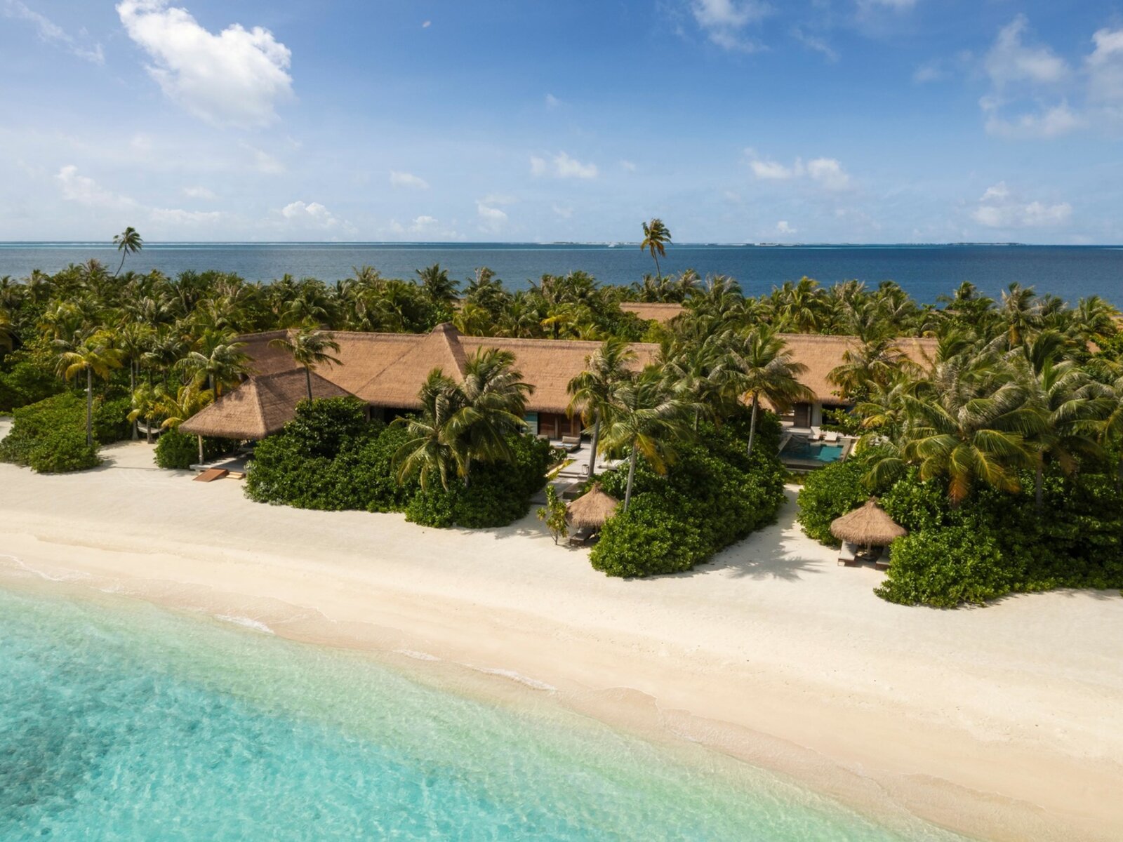 Wohnbeispiel Three Bedroom Grand Beach Villa With Pool
