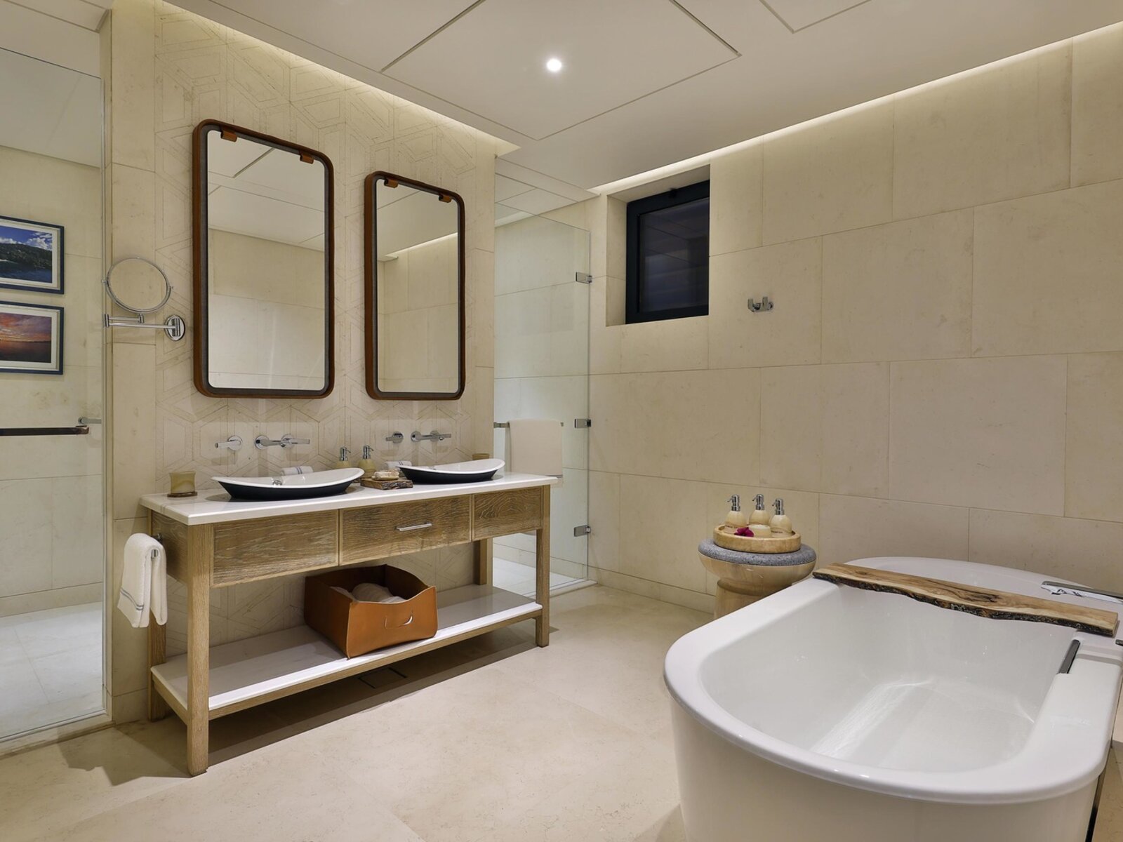 Wohnbeispiel One Bedroom Bay House Suite with Plunge Pool