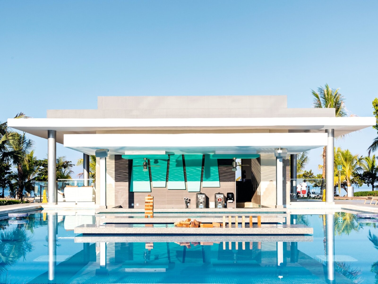 The Sun, mit Swim-up-Bar (ab 18 J)