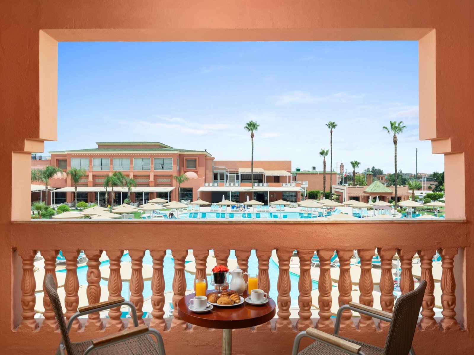 Wohnbeispiel Family Room Pool View