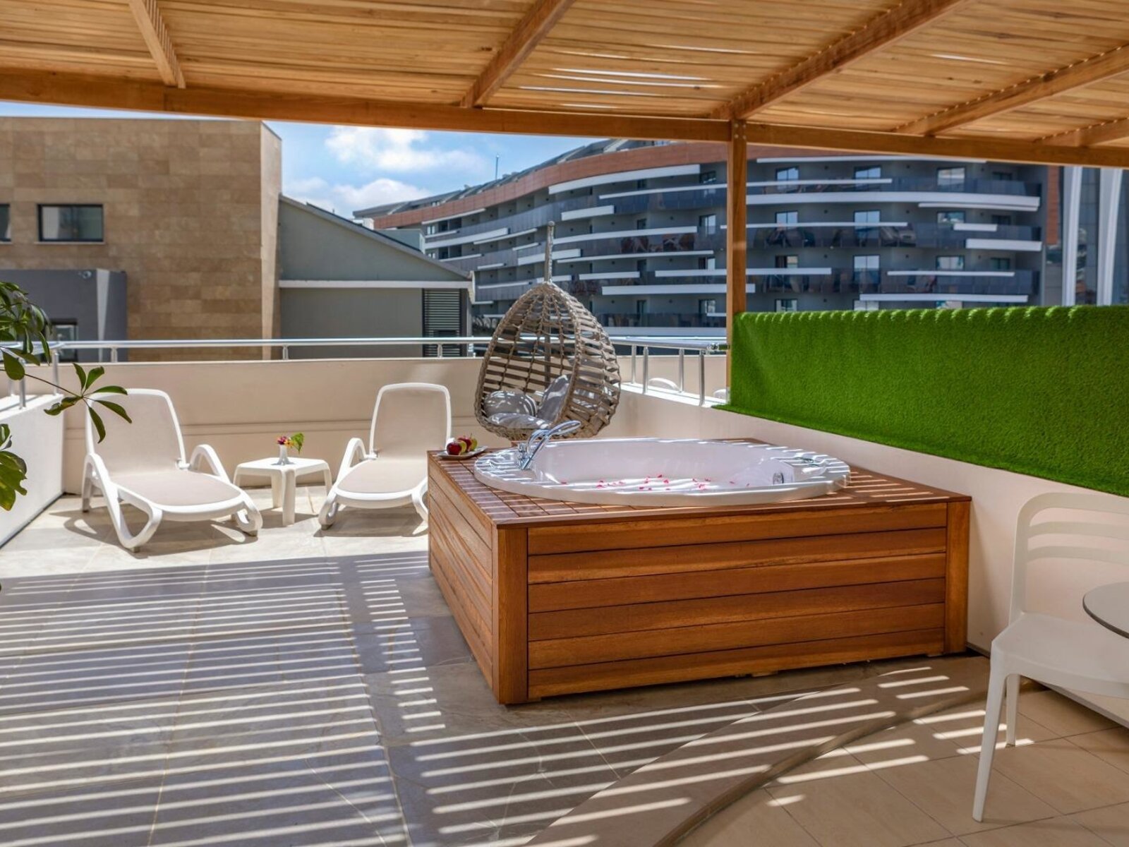 Wohnbeispiel Terrace Jacuzzi Room