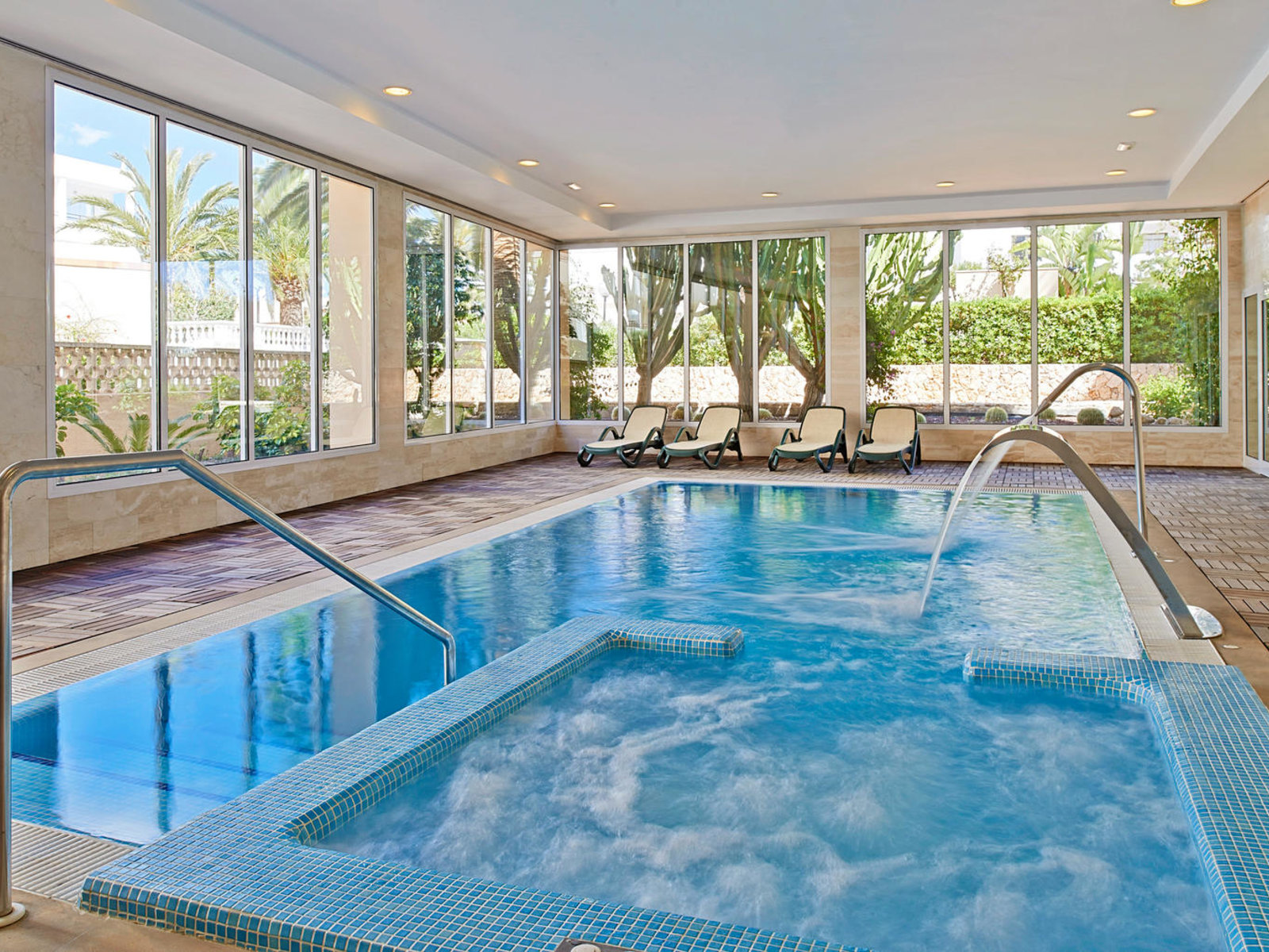 Indoor pool con jacizzi integrado