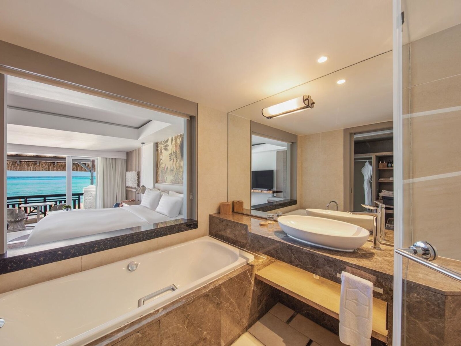 Wohnbeispiel Coral Beachfront Room