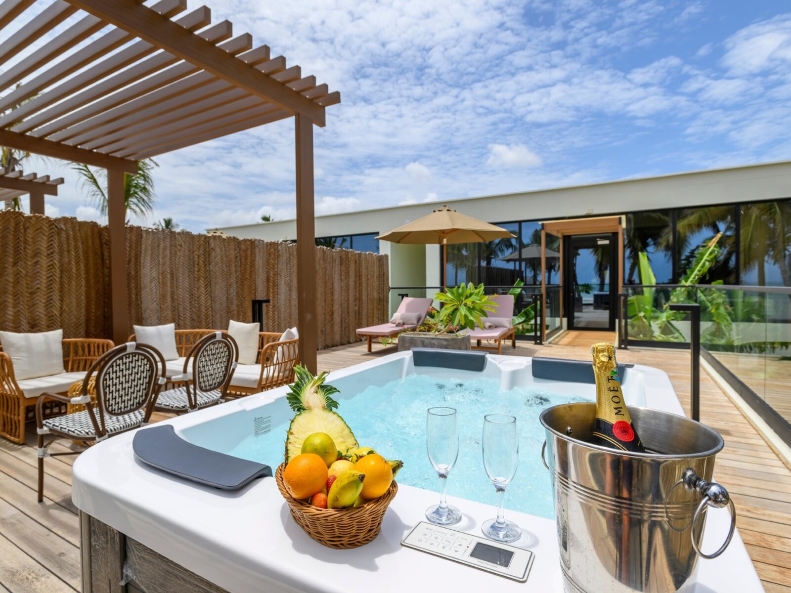 Wohnbeispiel Royal Suite with Jacuzzi Ocean Front