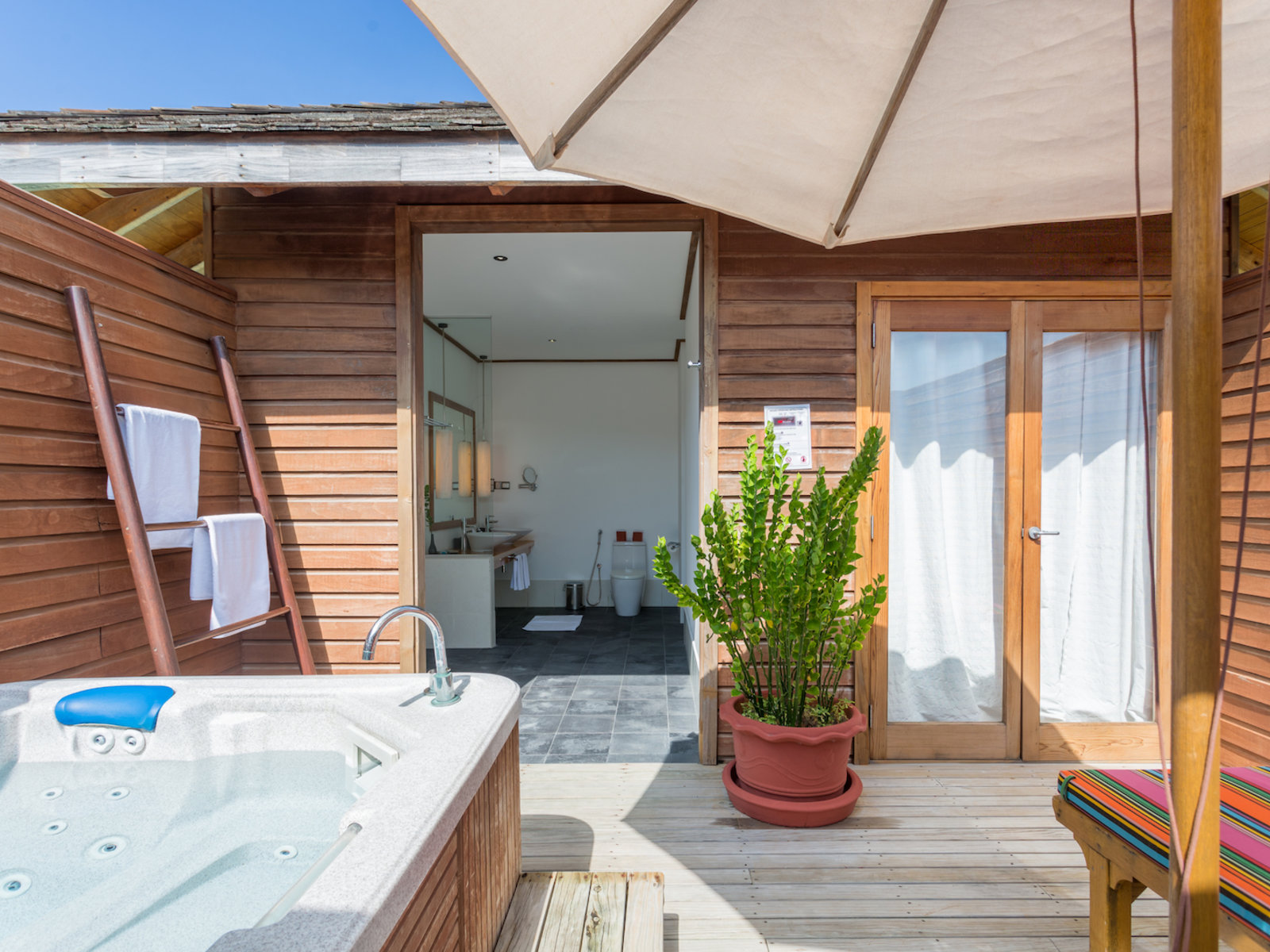 Wohnbeispiel Jacuzzi Water Villa