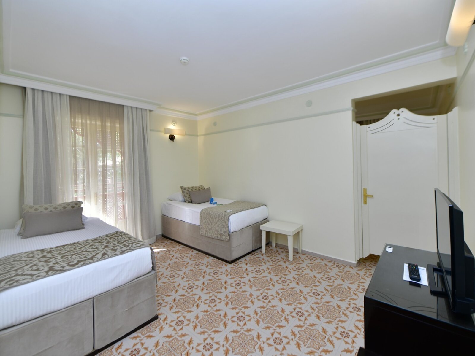 Wohnbeispiel Family Room with Seperate bedroom