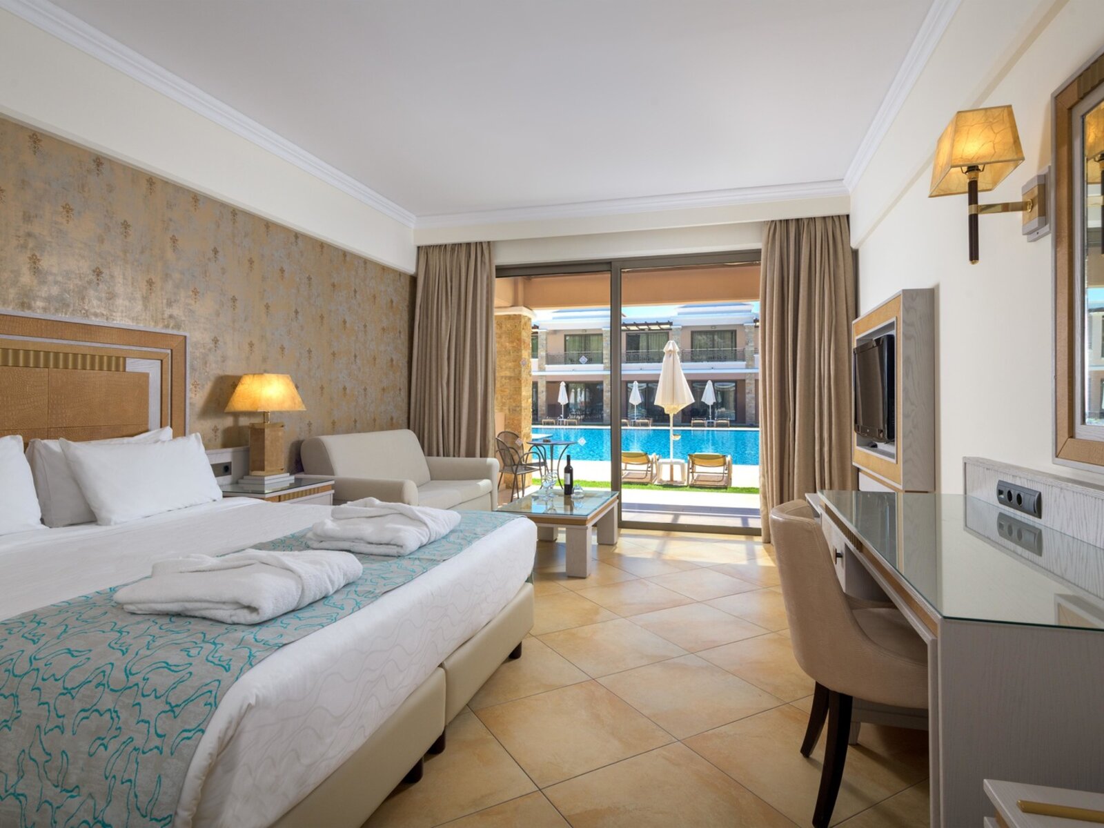 Wohnbeispiel Superior Room with direct access to pool