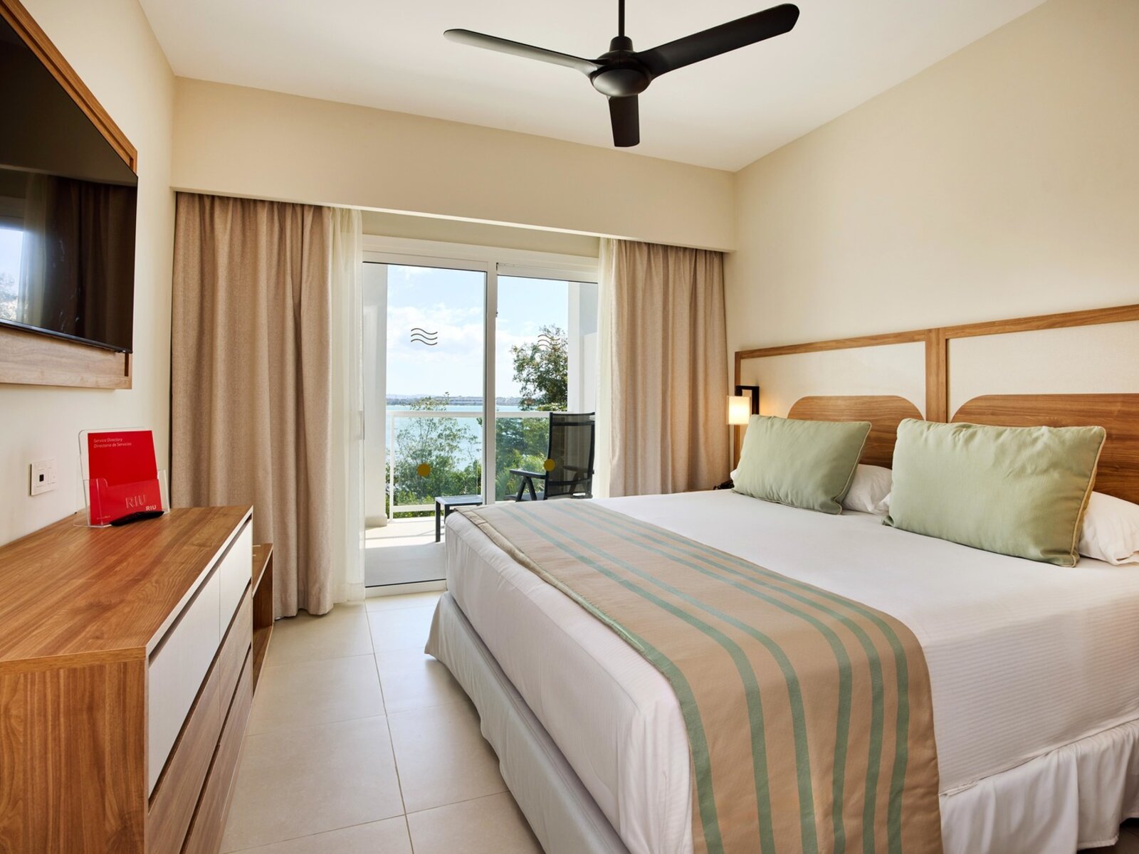 Wohnbeispiel Two Bedroom Family Room Sea View