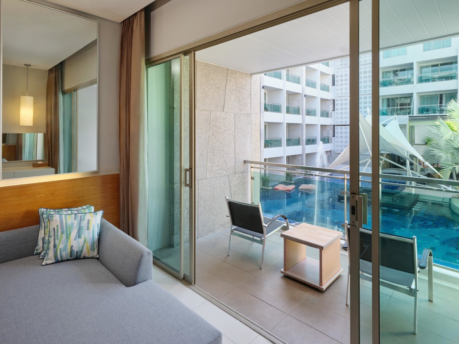 Wohnbeispiel Deluxe Pool View Room