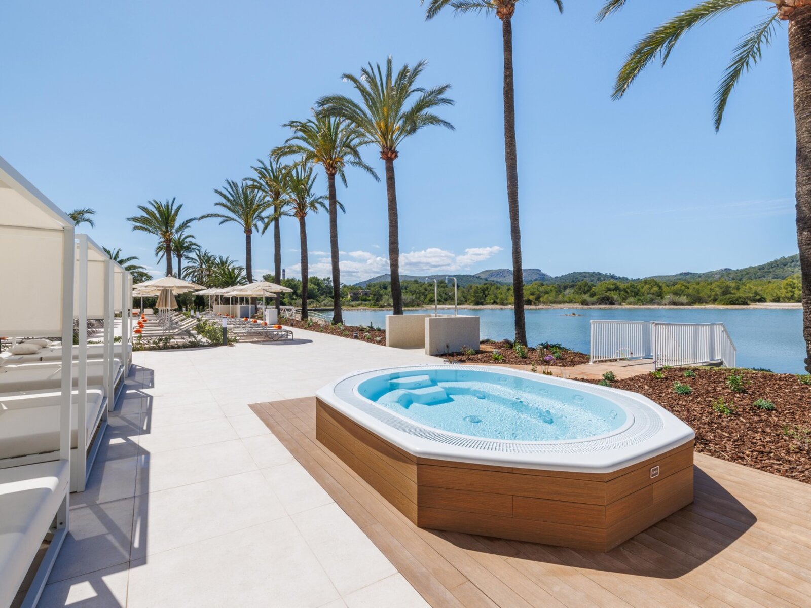 Outdoor Jacuzzi mit Balibetten