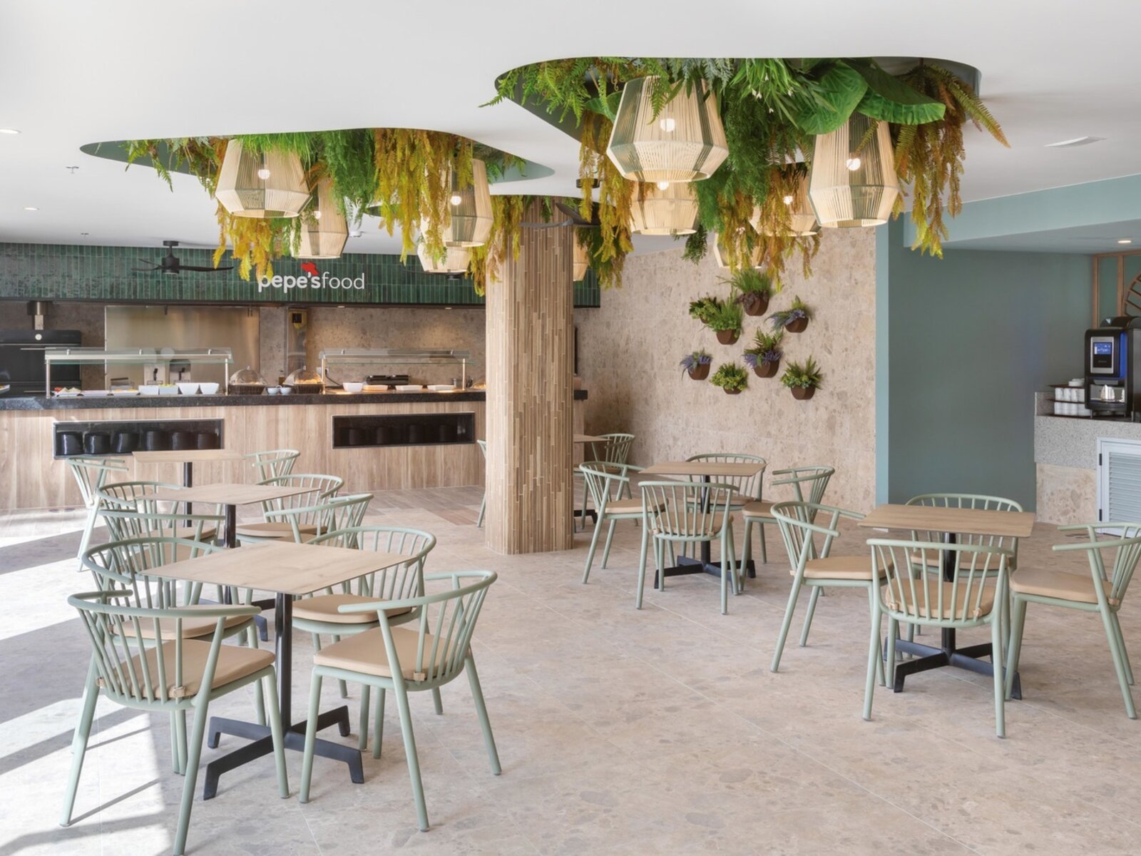 Pepe's Food, Mittagsgrill am Pool