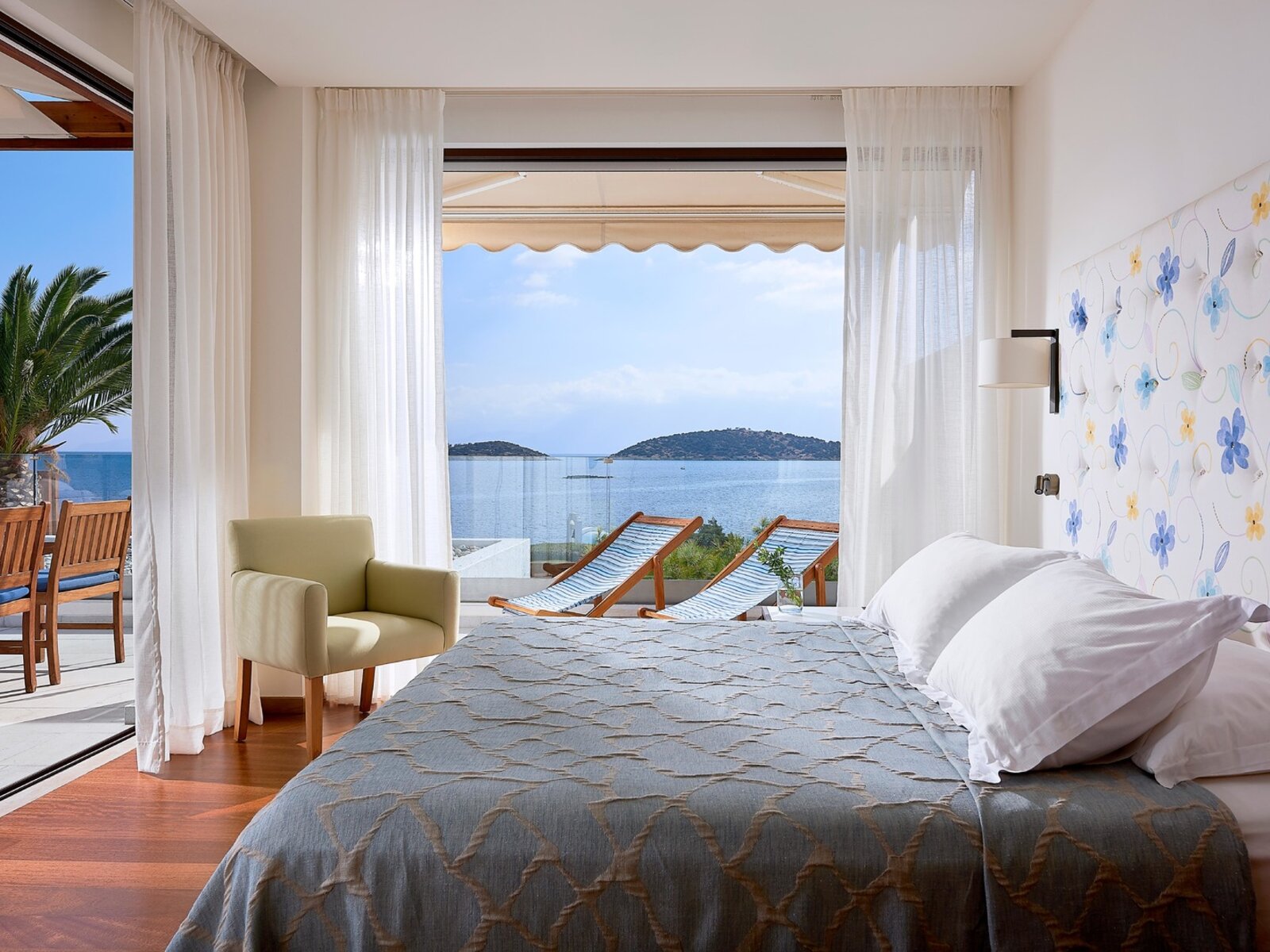 Wohnbeispiel Club - One Bedroom Suite Seafront Private Pool