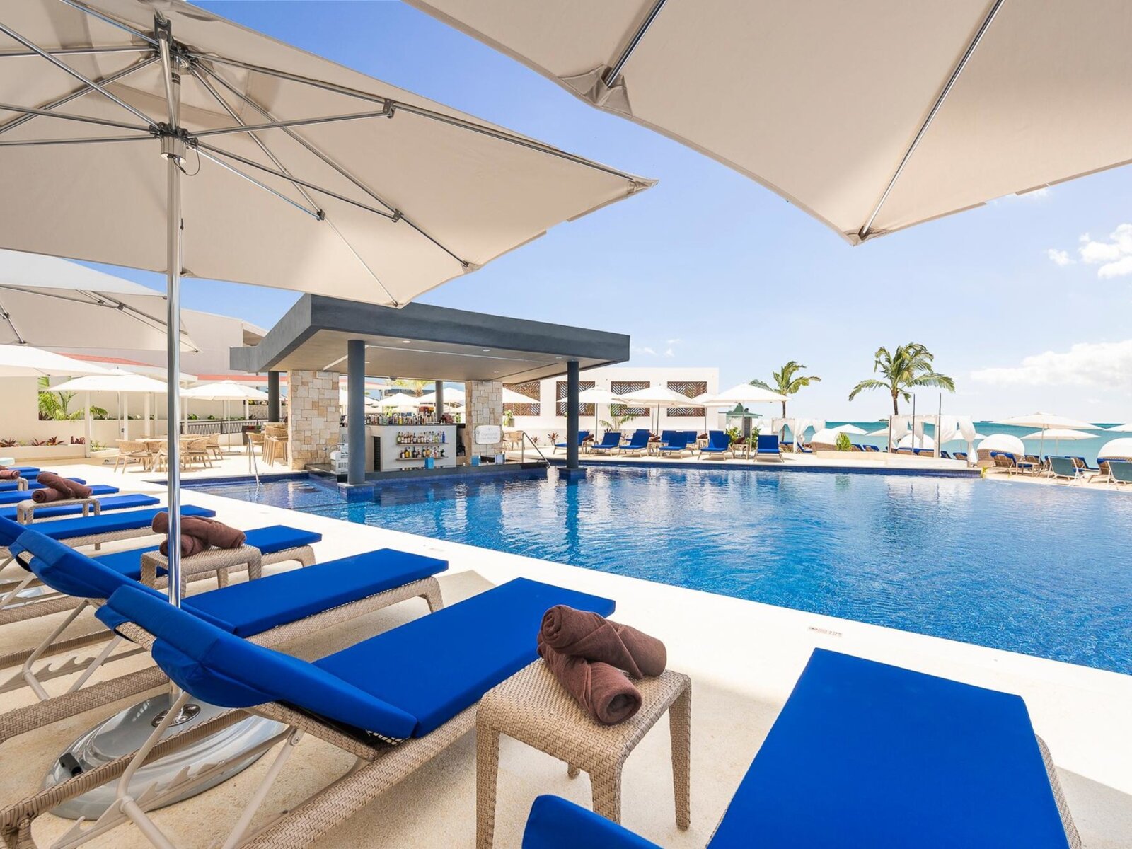 Diamond ClubTM Pool