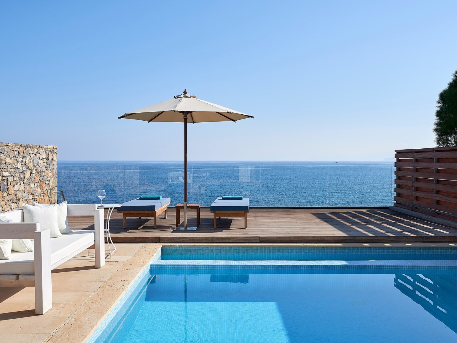 Wohnbeispiel Club - One Bedroom Suite Seafront Private Pool