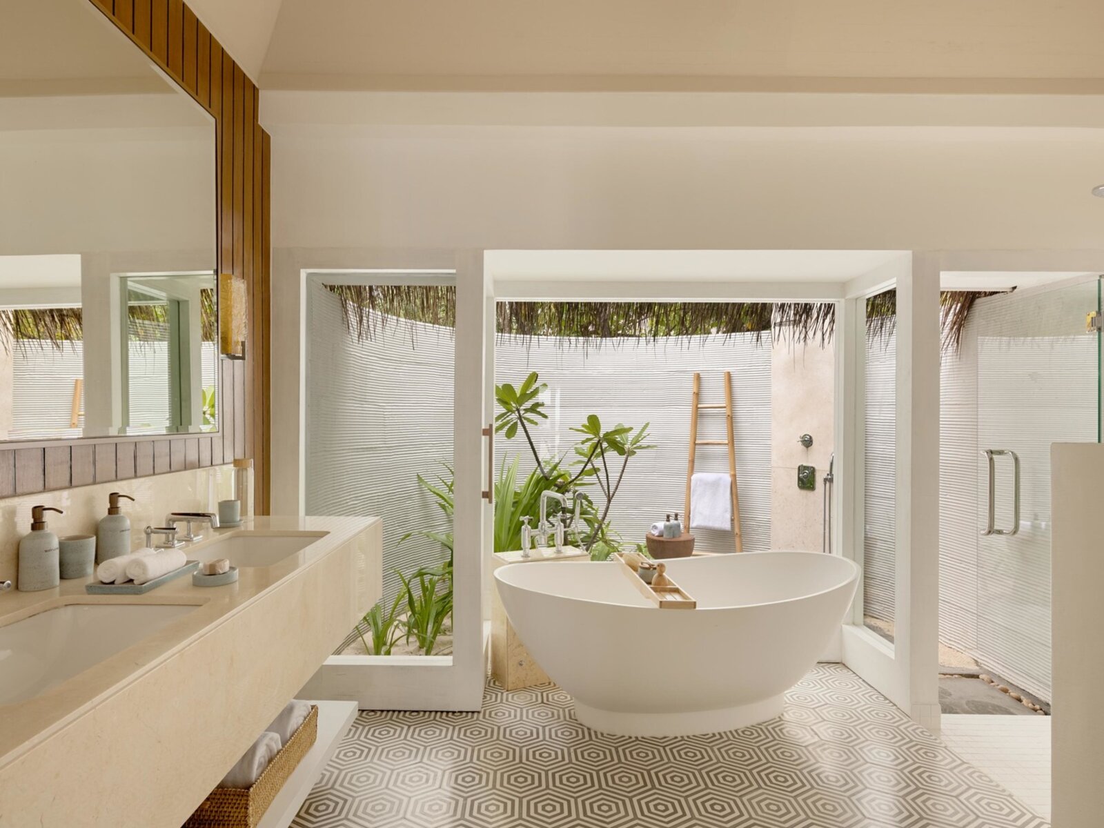 Wohnbeispiel Two Bedroom Beach Suite with Pool