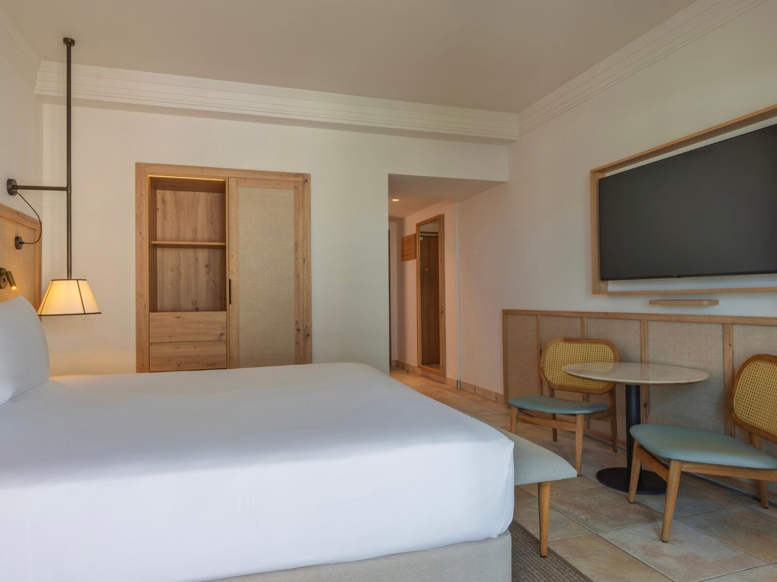 Wohnbeispiel Double Deluxe King Bed Partial Sea View