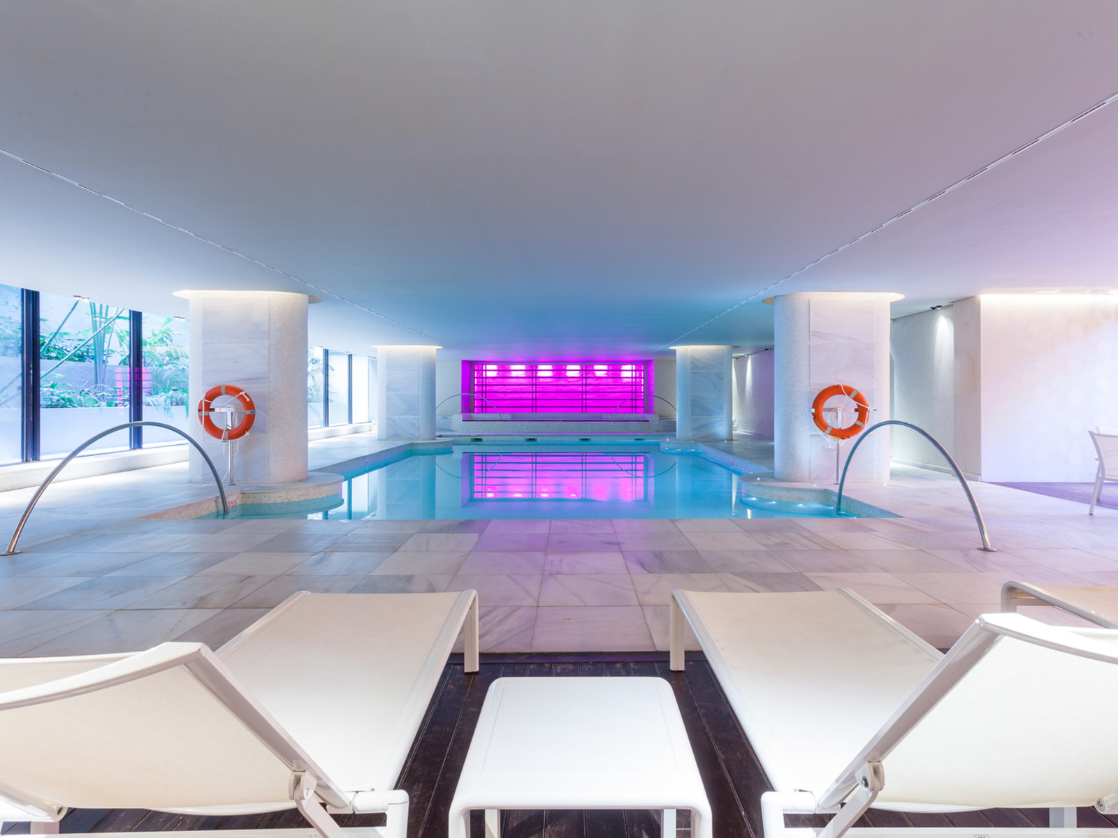 Hallenbad mit Whirlpool an der Seite